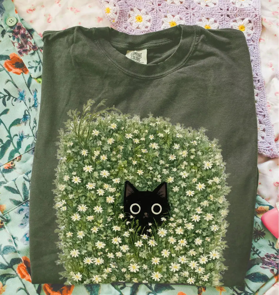 Black Cat Amongst Wildflowers Daisy T-Shirt - Moss / S - T-Shirt